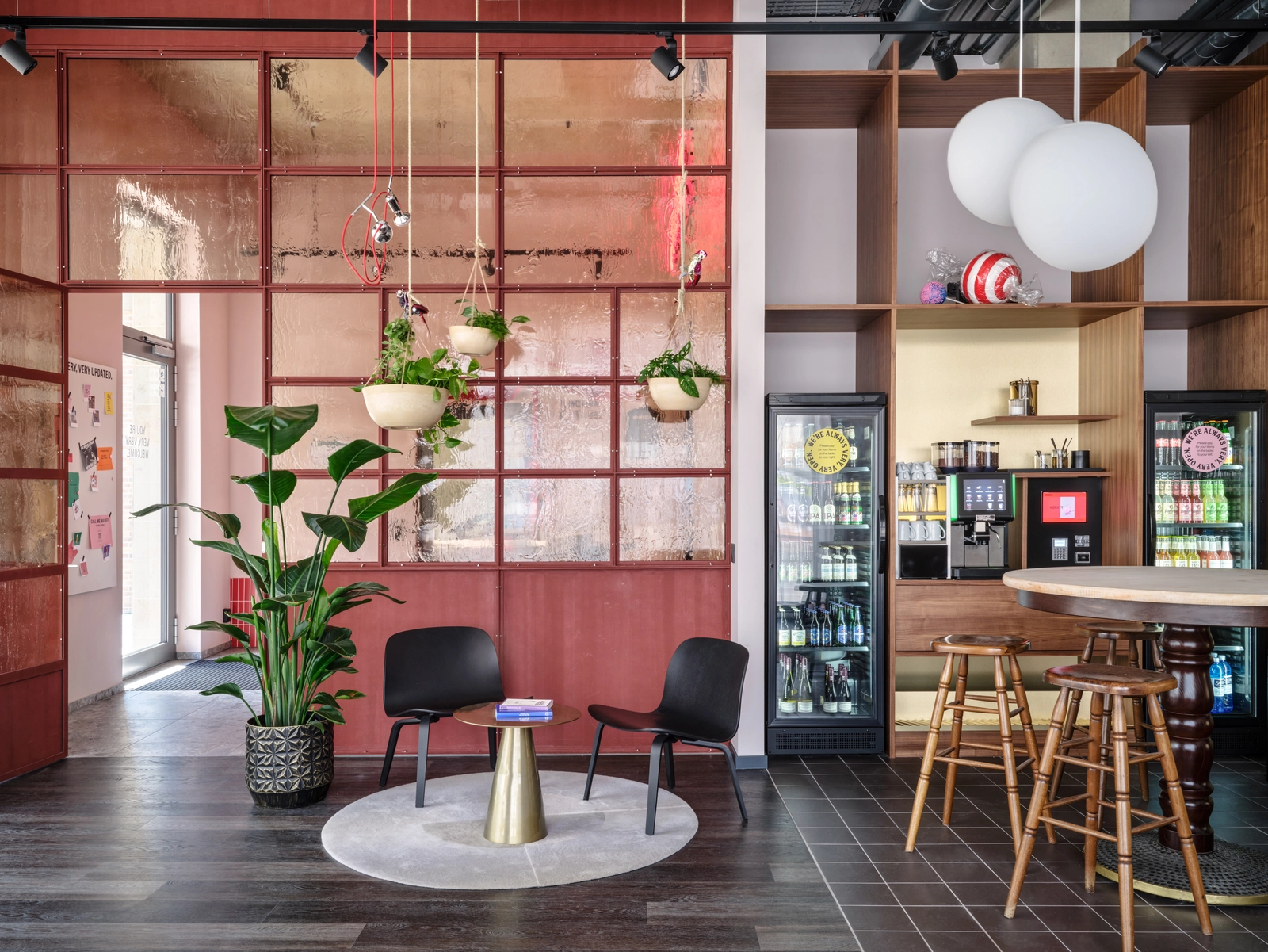 Kiosk in der Stayery Köln mit moderner Einrichtung, vielen Sitzgelegenheiten und großer Auswahl