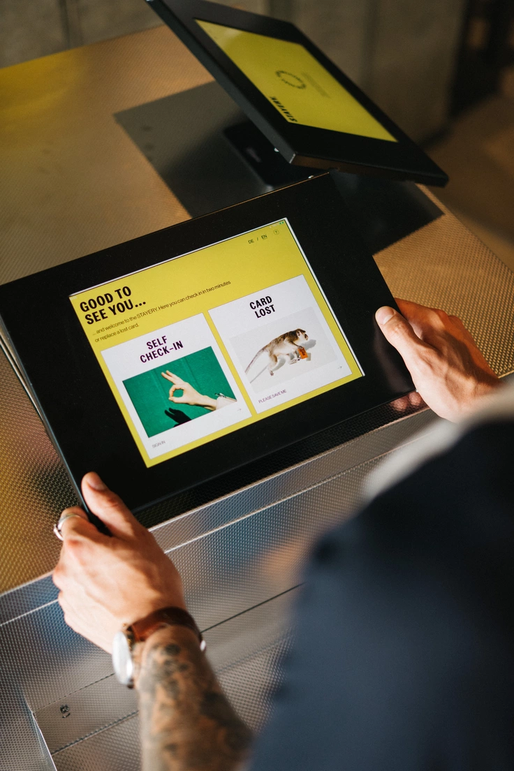 Self-CheckIn Terminal in der Stayery Berlin-Friedrichshain
