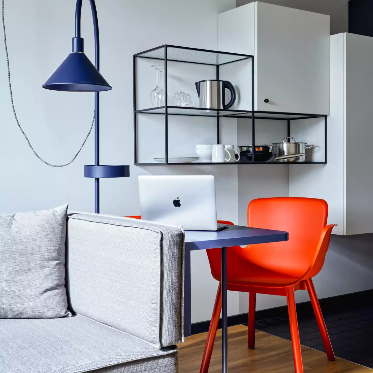 Laptop-Arbeitsplatz vor einem Regal und neben einem Sofa in der Stayery Bielefeld