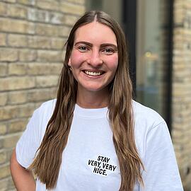 Eine Mitarbeiterin der Stayery namens Teresa in einem weißen Stayery-T-Shirt
