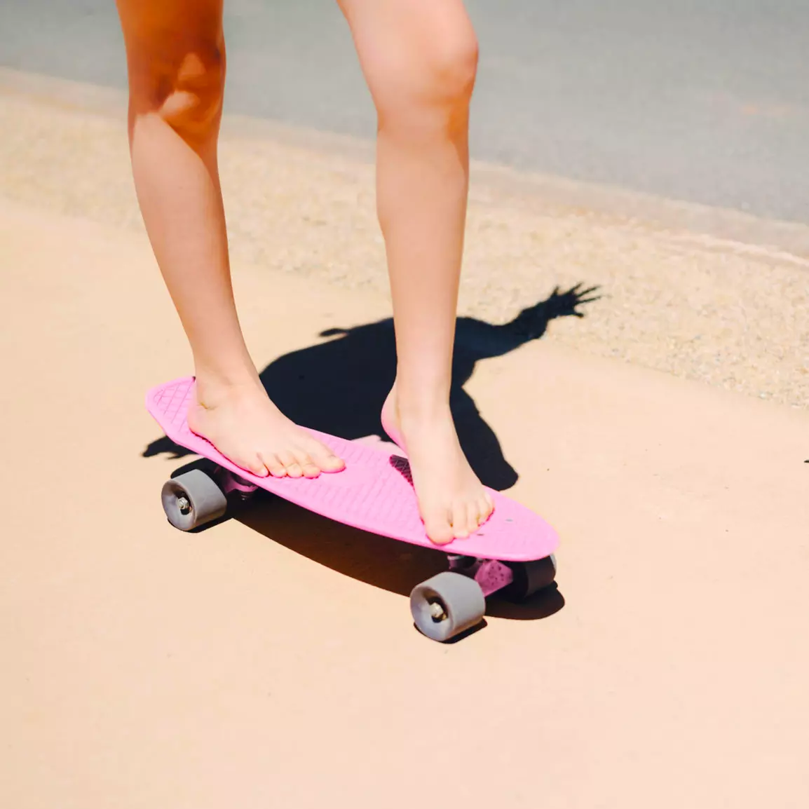 Barfuß stehende Person auf einem Skateboard als Symbol für den Casual-Look in den Stayery-Standorten